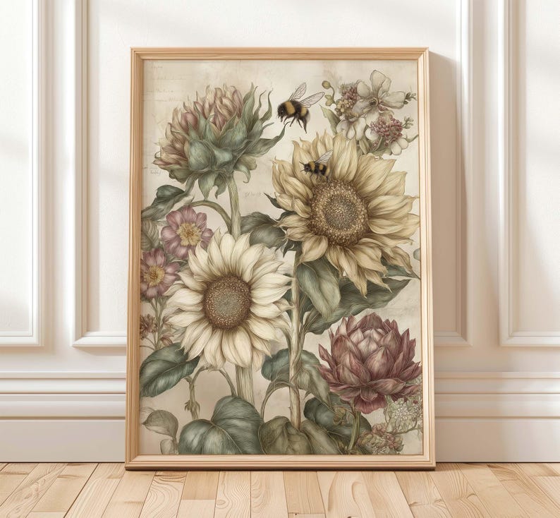 Puede incluir: Una impresi&oacute;n bot&aacute;nica enmarcada con girasoles, abejas y otras flores en tonos crema, amarillo y burdeos. La obra de arte tiene una est&eacute;tica vintage, con un fondo beige claro y un marco de madera. Una pieza decorativa para la decoraci&oacute;n del hogar.