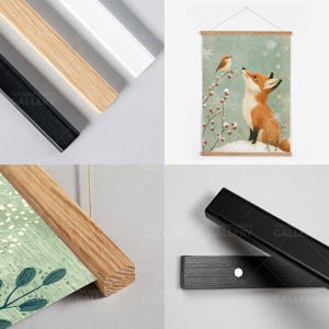 Puede incluir: Una impresi&oacute;n art&iacute;stica mural con un zorro y un p&aacute;jaro en una escena invernal, exhibida con un colgador magn&eacute;tico de madera. La imagen muestra los detalles de la impresi&oacute;n y los diferentes acabados de madera disponibles.