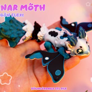 Op de afbeelding: Een meervoudig gearticuleerd drakenfiguur met een wit lichaam, donkerblauwe en zwarte vleugelachtige aanhangsels en groenblauwe accenten. De tekst LUNAR MOTH DRAGON FLEXI en DOWNLOADABLE STL FILE is zichtbaar, evenals een klein STAR MOUSE logo.