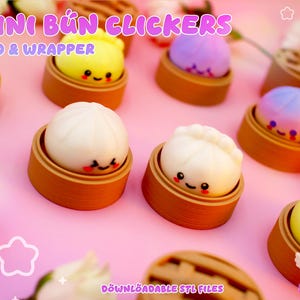 Op de afbeelding: Een collectie Mini Bun Clickers met deksels en wikkels, bestaande uit kleine, ronde, kleurrijke broodvormige speeltjes met lachende gezichtjes, elk rustend in een bruine ronde basis, met de tekst MINI BUN CLICKERS + LID & WRAPPER en DOWNLOADABLE STL FILES.
