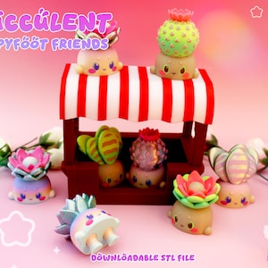 Op de afbeelding: Een verzameling kleine, kleurrijke vetplant-figuurtjes met gezichtjes, uitgestald rond een miniatuur marktkraam met rood-witte strepen. De tekst "SUCCULENT TIPPYFOOT FRIENDS" en "DOWNLOADABLE STL FILE" is zichtbaar. De figuurtjes hebben diverse plantentoppen en pastelkleurige voetjes.