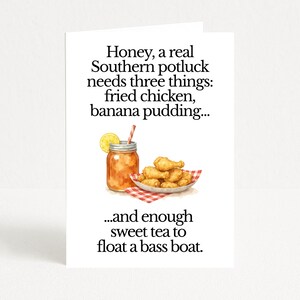 Peut inclure: Carte de vœux blanche avec texte et illustrations. Le texte dit : « Chérie, un vrai potluck du Sud a besoin de trois choses : poulet frit, pouding à la banane... et assez de thé sucré pour faire flotter un bateau de basse. »