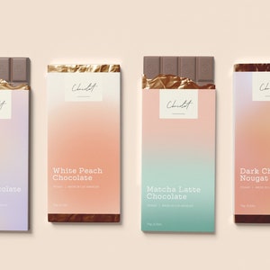 Könnte beinhalten: Vier Schokoladenriegel-Verpackungen mit goldenen Folienakzenten und Verlaufshintergründen. Die Geschmacksrichtungen sind Milk Chocolate Crunch, White Peach Chocolate, Matcha Latte Chocolate und Dark Chocolate Nougat.