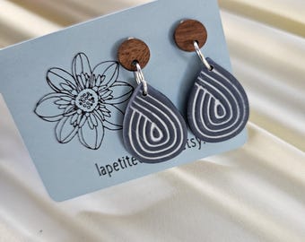 Orecchino pendente a forma di lacrima in argilla blu denim