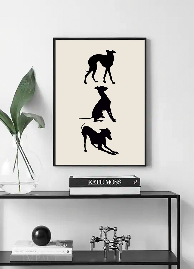 Pu&ograve; includere: Una stampa in bianco e nero di tre silhouette di levrieri italiani in diverse pose. La stampa &egrave; incorniciata in una cornice nera e appesa a una parete bianca.