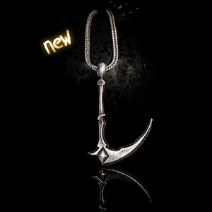 Może przedstawiać: Ręcznie robiony drewniany znak z napisem "Welcome to our home" w stylu odręcznym. Znak jest pomalowany na biało z czarnymi literami i postarzanym wykończeniem, o wymiarach około 30 cm szerokości i 15 cm wysokości.
