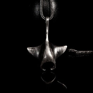 Könnte beinhalten: Eine silberne Halskette mit einem detaillierten Anhänger in Form einer Manta Rochen. Der Anhänger hängt an einer silbernen Kette.