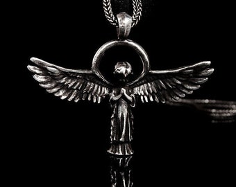 Colgante angelical hecho a mano en plata de ley 925. Collar de ángel rezando. Ideas de regalos religiosos.