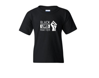 Puede incluir: Camiseta negra con un gráfico blanco de un puño en alto y el texto "Black Lives Matter".