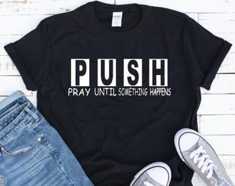 Koszulka Push Pray Until Something Happen, koszulka religijna, koszulka inspirująca, chrześcijańska koszulka graficzna, koszulka z hasłem wiary, motywująca koszulka kościelna