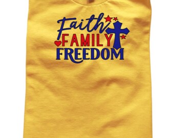 Fe Familia Libertad 4 de Julio, Camiseta Patriotismo Rojo Blanco y Azul 1776, Ropa Divertida Día de la Independencia Fuegos Artificiales, 250 Años de Libertad