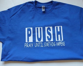 Koszulka Push Pray Until Something Happen, koszulka religijna, koszulka inspirująca, chrześcijańska koszulka graficzna, koszulka z hasłem wiary, motywująca koszulka kościelna