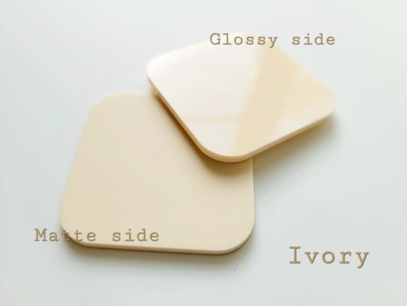 Pu&ograve; includere: Due pezzi quadrati di acrilico color avorio, uno con finitura lucida e l'altro con finitura opaca. Il lato lucido &egrave; etichettato "Glossy side" e il lato opaco &egrave; etichettato "Matte side".