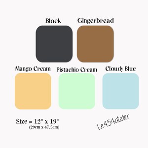 Pu&ograve; includere: Sei campioni di tessuto colorati, tra cui nero, pan di zenzero, crema di mango, crema di pistacchio e blu nuvoloso. I campioni misurano 12 pollici per 19 pollici (29 cm x 47,5 cm). Il testo "Le454atelier" &egrave; in basso nell'immagine.