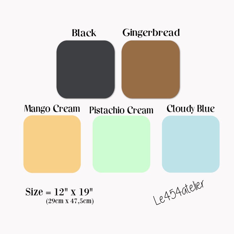 Pu&ograve; includere: Sei campioni di tessuto colorati, tra cui nero, pan di zenzero, crema di mango, crema di pistacchio e blu nuvoloso. I campioni misurano 12 pollici per 19 pollici (29 cm x 47,5 cm). Il testo "Le454atelier" &egrave; in basso nell'immagine.