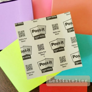 Peut inclure: Une feuille de notes autocollantes super adh&eacute;sives de la marque Post-it avec un motif r&eacute;p&eacute;titif du logo Post-it, les mots "super sticky notes" et un code QR. Le texte "Digitize Your Notes!" appara&icirc;t sous chaque code QR. La feuille est entour&eacute;e de notes autocollantes color&eacute;es.