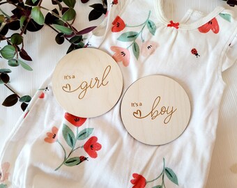 It's a boy | It's a girl - baby announcement wood disk (3-3/4in). Perfect prop for baby arrival or pregnancy announcement photo.