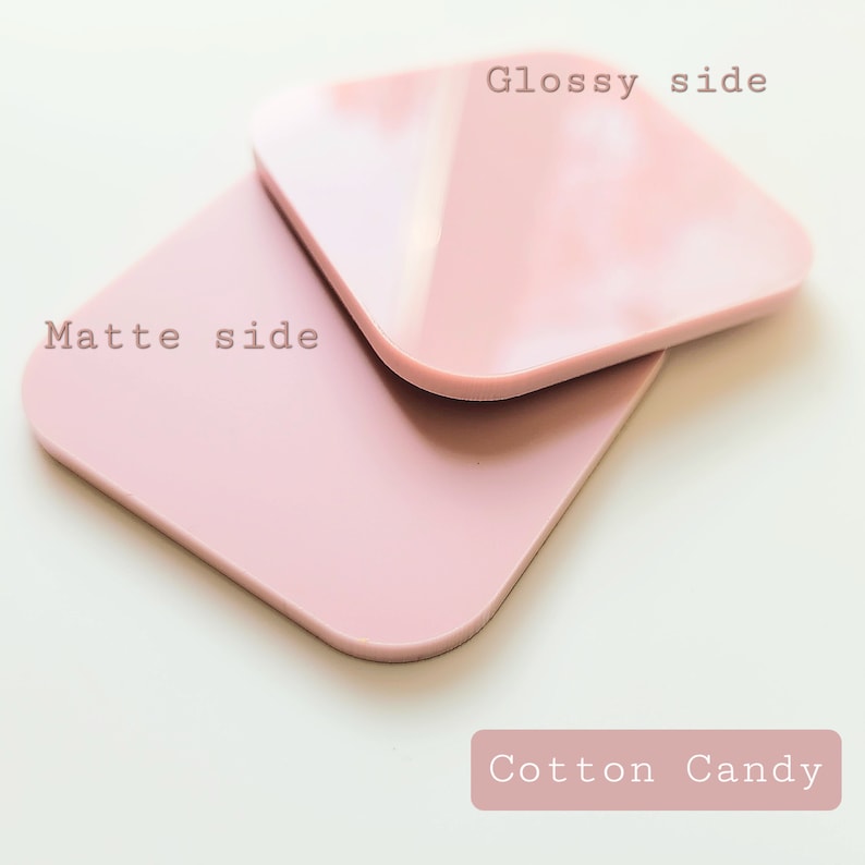Pu&ograve; includere: Due pezzi quadrati di acrilico rosa, uno con finitura opaca e l'altro con finitura lucida. Il testo "Cotton Candy" &egrave; stampato nella parte inferiore dell'immagine.