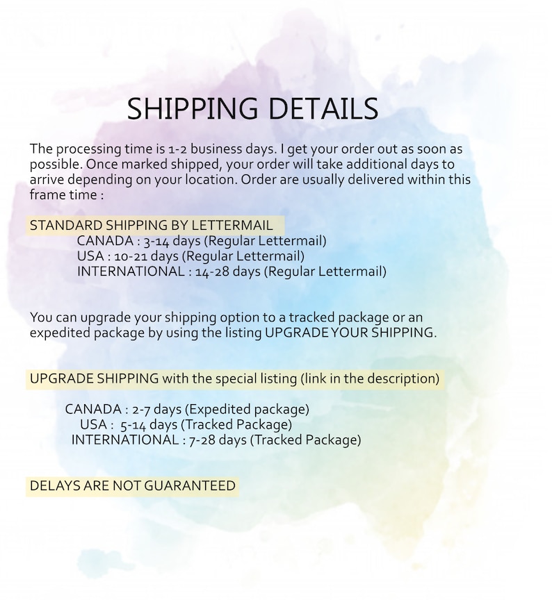 Puede incluir: Un gr&aacute;fico con el texto "SHIPPING DETAILS" en un cuadro blanco sobre un fondo de acuarela rosa y azul. El texto describe el tiempo de procesamiento y las opciones de env&iacute;o para pedidos en Canad&aacute;, EE. UU. e internacionales. El texto incluye las siguientes opciones de env&iacute;o: Env&iacute;o est&aacute;ndar por correo, Env&iacute;o mejorado y Los retrasos no est&aacute;n garantizados.