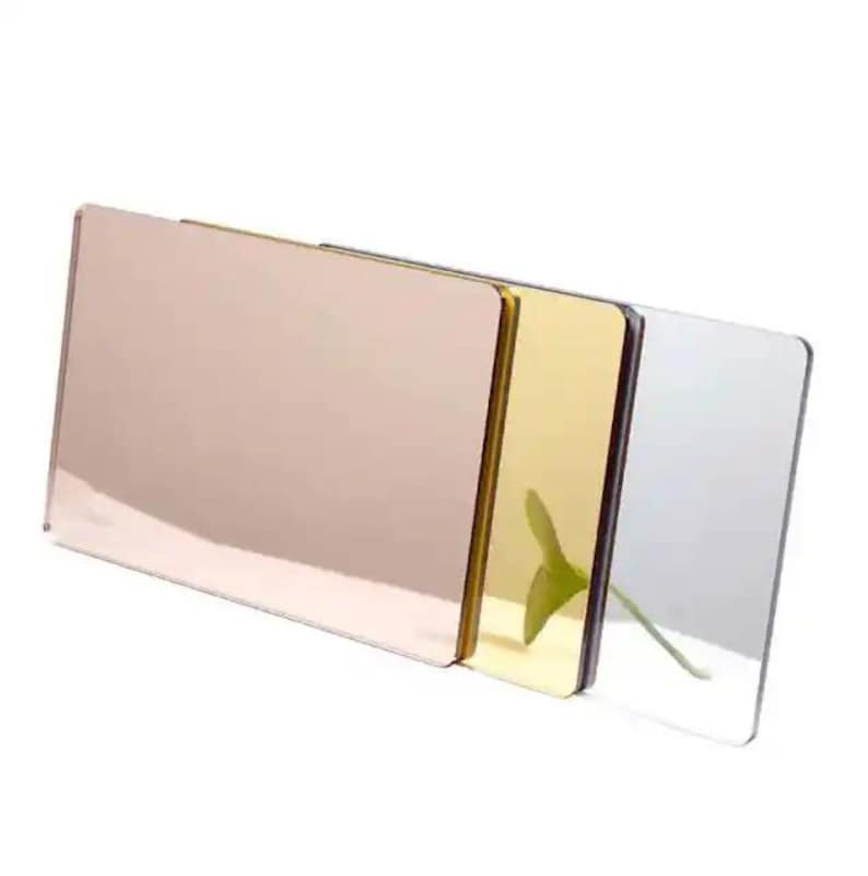 Pu&ograve; includere: Tre fogli di acrilico a specchio in oro rosa, oro e argento. I fogli sono impilati uno sopra l'altro.