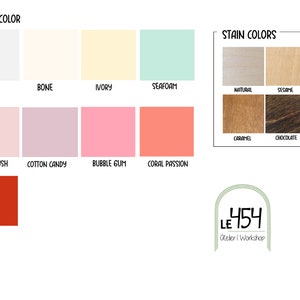 K&ouml;nnte beinhalten: Eine Tabelle mit Acrylfarben und Holzbeizfarben. Die Acrylfarben sind: Wei&szlig;, Knochen, Elfenbein, Meeresschaum, Nude Blush, Zuckerwatte, Kaugummi, Korallenpassion und Rot. Die Holzbeizfarben sind: Natur, Sesam, Karamell und Schokolade. Die Tabelle enth&auml;lt auch den Text "LE 454 Otelier | Workshop".