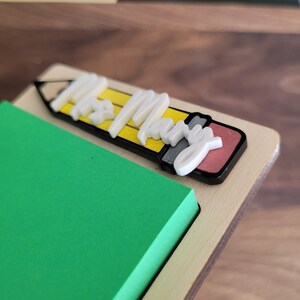 Peut inclure: Un porte-bloc-notes en bois avec un bloc-notes adh&eacute;sif vert. Le porte-bloc-notes pr&eacute;sente un design de crayon 3D avec les mots "Mrs. Mary" en lettres blanches.