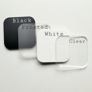 Pu&ograve; includere: Quattro lastre quadrate in acrilico in diverse finiture: nero, satinato, bianco e trasparente. Le lastre sono etichettate con le rispettive finiture.