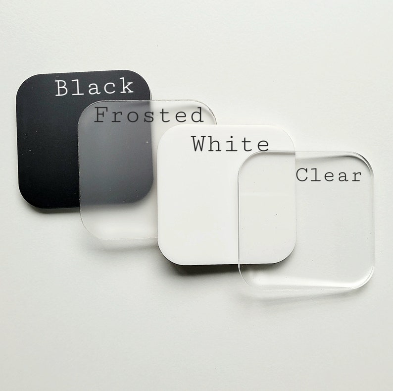 Pu&ograve; includere: Quattro lastre quadrate in acrilico in diverse finiture: nero, satinato, bianco e trasparente. Le lastre sono etichettate con le rispettive finiture.
