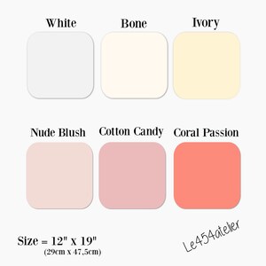 Pu&ograve; includere: Tabella colori con sei campioni di tessuto di 12 pollici per 19 pollici (29 cm per 47,5 cm). I campioni sono etichettati "Bianco", "Osso", "Avorio", "Nude Blush", "Coton Candy" e "Coral Passion".