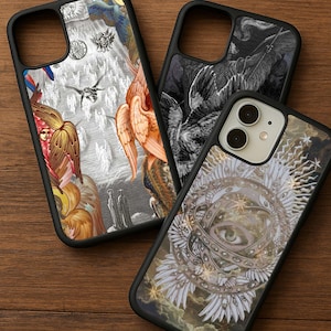 Könnte beinhalten: Drei schwarze Handyhüllen mit einzigartigen Designs. Eine Hülle zeigt eine detaillierte Illustration mit Engeln und himmlischen Elementen in Orange-, Gelb- und Grautönen. Eine andere Hülle zeigt eine Schwarz-Weiß-Illustration. Die dritte Hülle hat ein Augendesign.