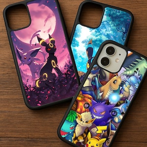 Puede incluir: Tres fundas negras para teléfono con diseños coloridos. Una funda presenta una escena morada y rosa con dos criaturas. Otra funda tiene una escena de bosque azul y verde. La tercera funda muestra varios personajes de dibujos animados.