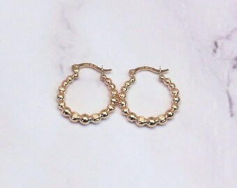 Orecchini a cerchio Ellis Huggie in oro massiccio 14k con perline: gioielli moderni e raffinati
