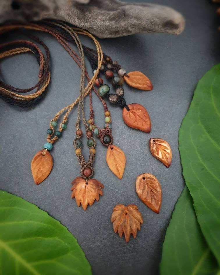 Personalisierbare Halskette mit Blatt // Avocado Holz Kette WALDELFE Made-to-order