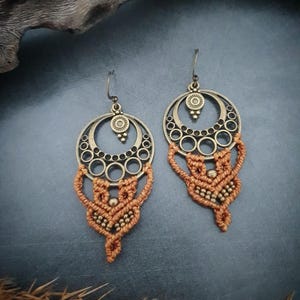 Orecchini boho macramè personalizzabili // orecchini macramè con moneta e conchiglia foglie orecchini statement LUNA