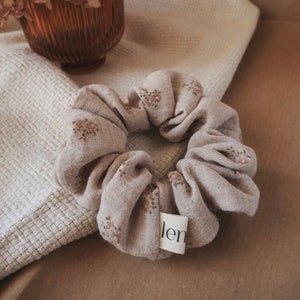 Organic muslin scrunchie | with floral pattern | no hair breakage | no headaches | beige