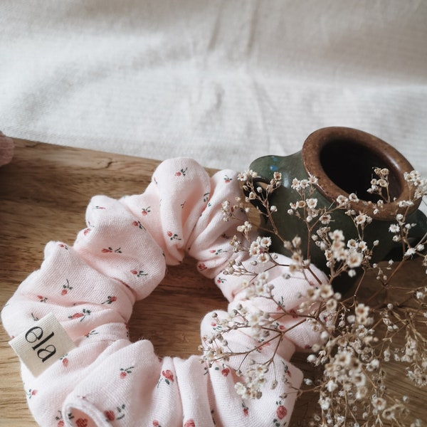 Organic muslin scrunchie with roses | Hair tie floral pattern | pink elastic band without hair breakage