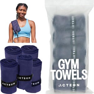 Puede incluir: Una mujer lleva un sujetador deportivo azul y una envoltura azul alrededor del cuello. Se ven toallas de gimnasio azul marino enrolladas con bandas negras "ACTEON". Un paquete de toallas de gimnasio azul marino está en el fondo, con las palabras "GYM TOWELS" en la parte delantera.