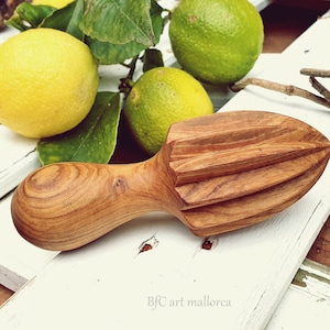 Handgemaakte olijfhouten citruspers: snelle sappers (5,1 inch)