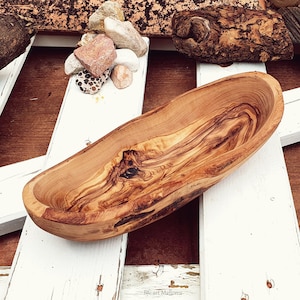 Irregular elongated bowl with organic shapes. boat-shaped bowl with irregular upper rims and natural bark from the trunk