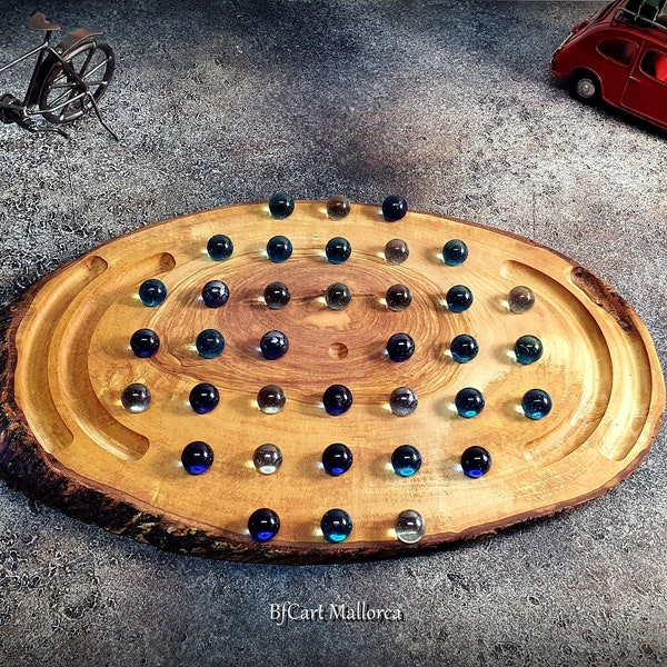 Jeu de solitaire en bois d'olivier rustique avec boules de verre, plateau de jeu de solitaire Planche de bois rustique avec boules de verre, jeu de solitaire vintage fait à la main