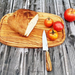 Olive wood board oval with external slot
