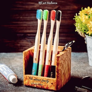 Zahnbürsten und Zahnpastahalter personalisierbar mit 4 Zahnbürsten aus Holz, Geschenk personalisiert Familienbecher Zahnbürsten für Familiengeschenk und Kinder