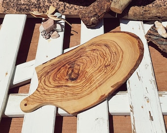Tagliere rustico in legno d'ulivo con manico: tagliere per formaggi con bordo vivo