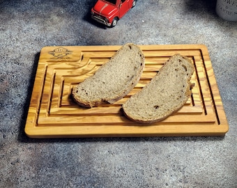 Tabla cortar pan hecha a mano en madera de olivo, diseño rústico y duradero, perfecta para panes artesanales