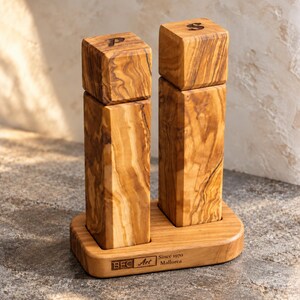 Set di macina sale e pepe in legno d'ulivo con supporto, macine quadrate fatte a mano, idea regalo per la cucina. immagine 7