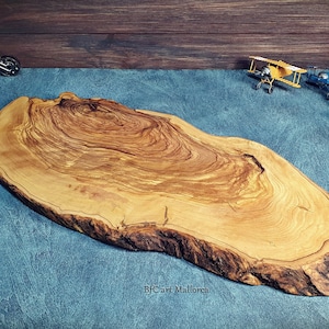 Tabla de Cortar Rústica Grande de Cocina de Madera de Olivo Con los Bordes Naturales y Corteza del Tronco y es Reversible, Tabla para Comidas BBQ Snacks