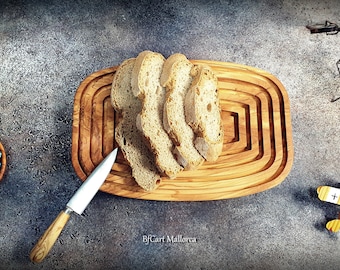 Tabla cortar pan de madera de olivo con bandeja para migas, Práctica tabla para cortar pan artesanal hecha a mano por BFC Art Mallorca