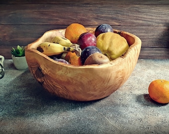 Saladiers rustiques faits main en bois d'olivier avec bords vifs et formes irrégulières, bols à fruits en bois et bols décoratifs à exposer