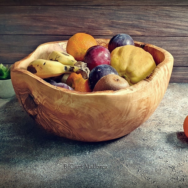 Rustikales handgemachtes Olivenholz mit lebenden Kanten und unregelmäßigen Formen, Obstschalen aus Holz und dekorative Schalen für die Präsentation
