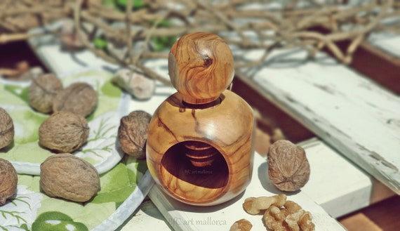 nut cracker for nuts